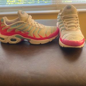 Womens Nike TN AIR size 7Y (womens) . My wife wore these a few times at work .